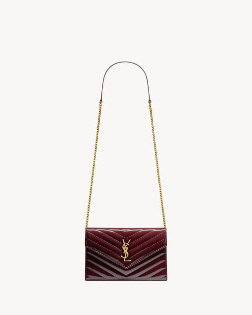 CASSANDRE ENVELOPE CHAIN WALLET IN PATENT LEATHER RED